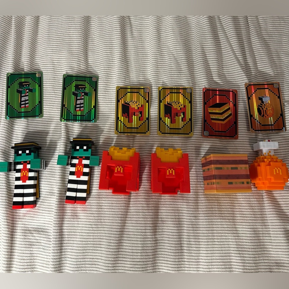 Collection McDonald’s x Minecraft happy meal Hamburglar, Fries, Big Mac, Potion